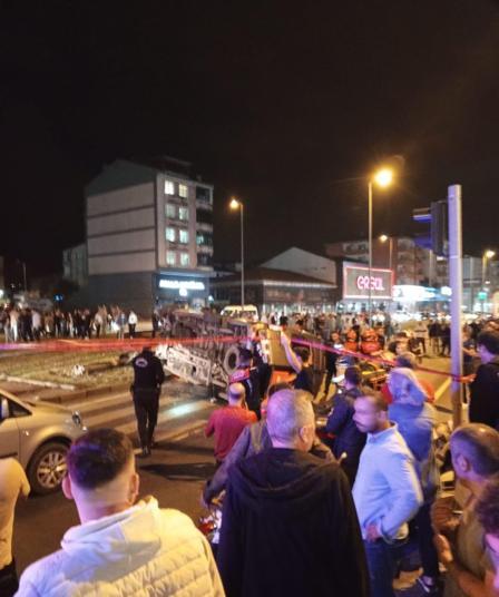 Konsere giden rap şarkıcılarının içinde bulunduğu minibüs kaza yaptı: 7 yaralı