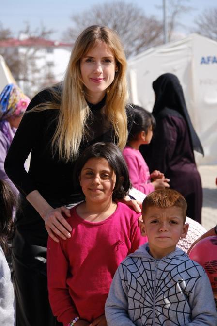 Oyuncu Wilma Elles, Afşin’de depremzede çocuklarla buluştu