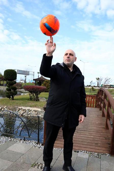 Özel güvenlik görevlisinden maç sırasında futbol topuyla basketbol resitali