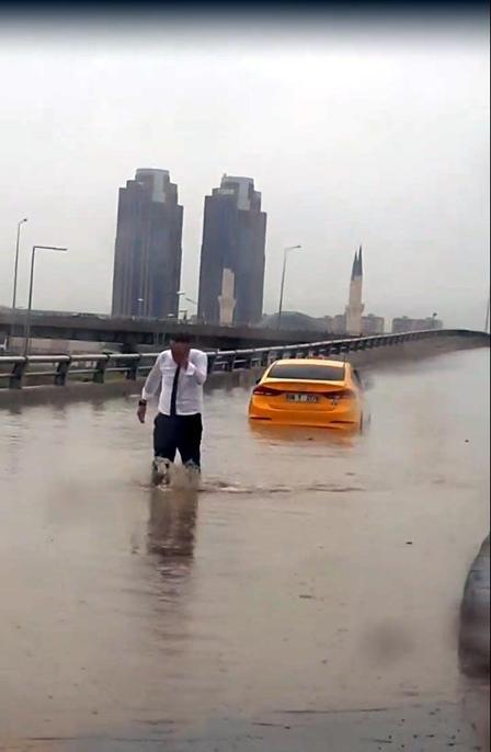 Ankarada sağanak; yollar göle döndü