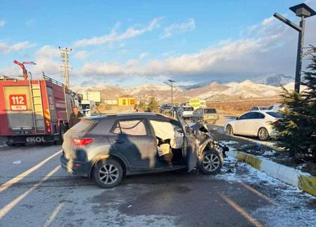 Öğrenci servis minibüsü ile otomobil çarpıştı: 9 yaralı