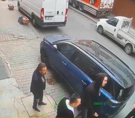 Gaziosmanpaşada otomobilin üzerine idrarını yaptı; sahibine saldırdı