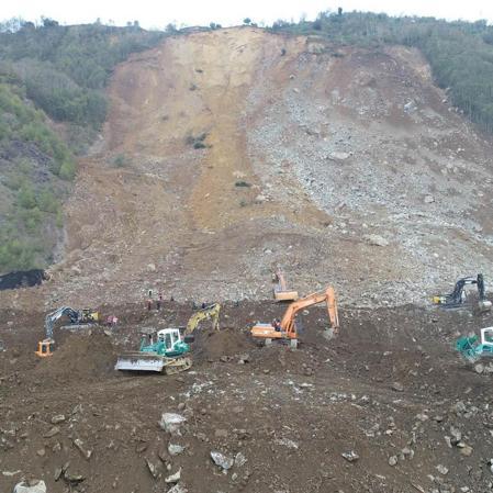 Karadeniz Sahil Yolundaki heyelanda otomobille toprak altında kalan 4 kişinin cansız bedenine ulaşıldı