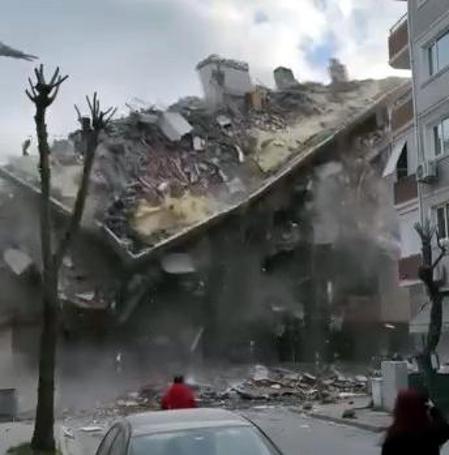 Avcılar’da 5 katlı bina yıkım sırasında çöktü