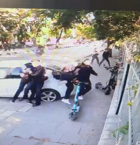 Üsküdarda otomobil önce başka bir araca ardından da kaldırımdaki öğrencilere çarptı: 4 yaralı