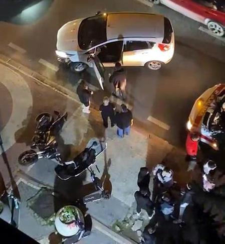 Beylikdüzünde hızla ilerleyen motosiklet sürücüsü otomobile çarpıp yere savruldu