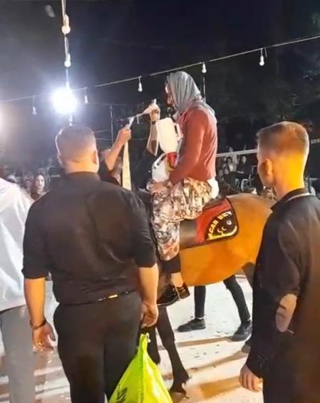 Düğünde gelin ve damada takı yerine at ve buzağı hediye edildi