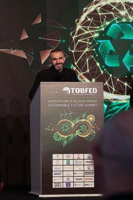 TOPFED’den iş insanı Hakkı Akdeniz’e ‘Gelecek Elimizde’ ödülü