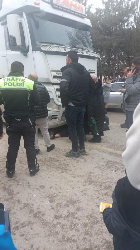 Düşürdüğü cüzdanını almaya çalışırken kamyonun altında kalarak öldü; kaza kamerada