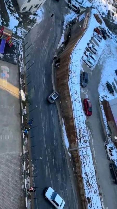 Trabzonda buz pistine dönen yolda sürücülerin zor anları kamerada