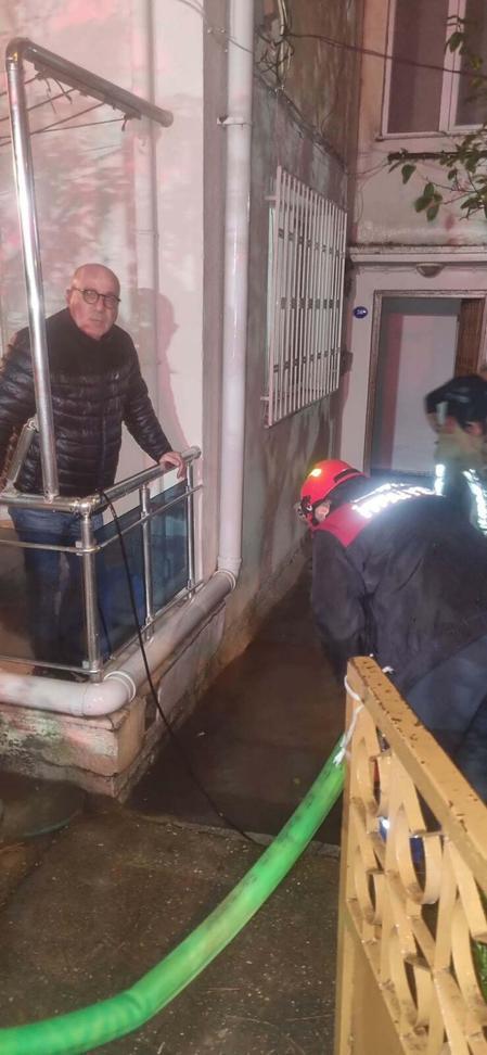 İzmiri sağanak vurdu; 320 konut, 78 iş yeri ve 5 kamu binasını su bastı