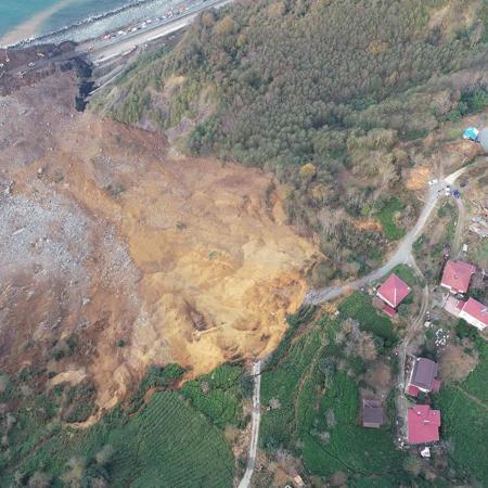 Karadeniz Sahil Yolundaki heyelanda otomobille toprak altında kalan 4 kişinin cansız bedenine ulaşıldı