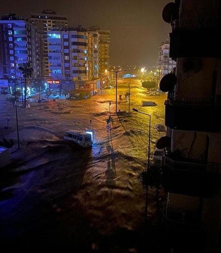 Antalya’nın 2 ilçesinde sel felaketi