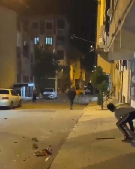 Arnavutköyde mahalledeki taşlı sopalı kavga kamerada