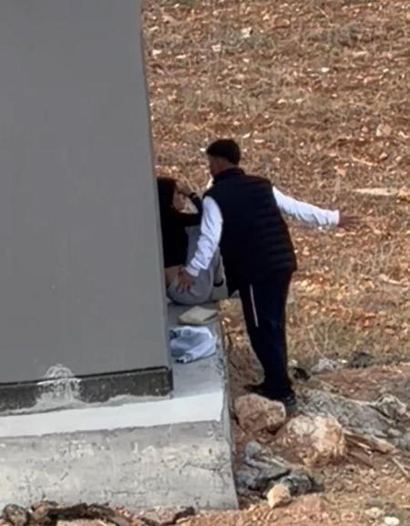 Adanada tartıştığı kadını çantayla darbetti; o anlar kamerada