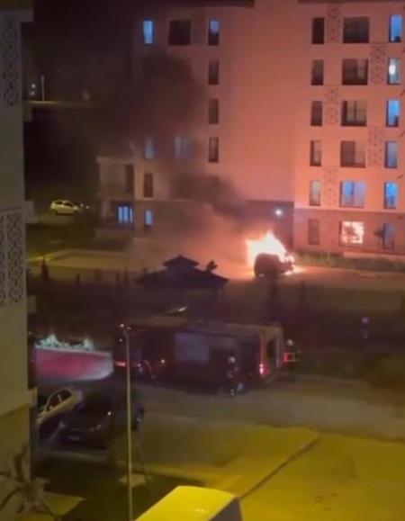 Park halindeki araçtaki yangına havai fişek neden olmuş