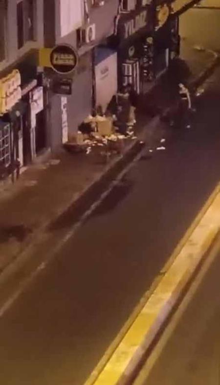 Beyoğlunda tamir ettirdiği telefonunun ekranı kırıldı; dükkana tekme ve yumruklarla saldırdı