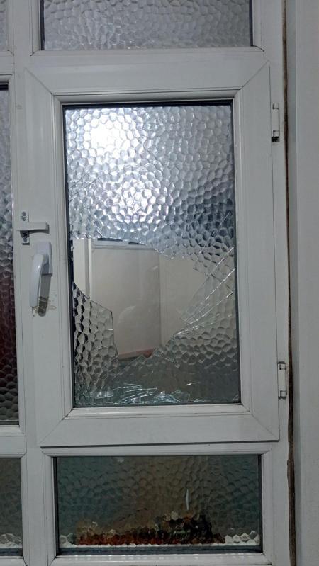 Esenyurt’ta gürültü yapmamaları için uyarılan çocuklar kurs binasını taşladı