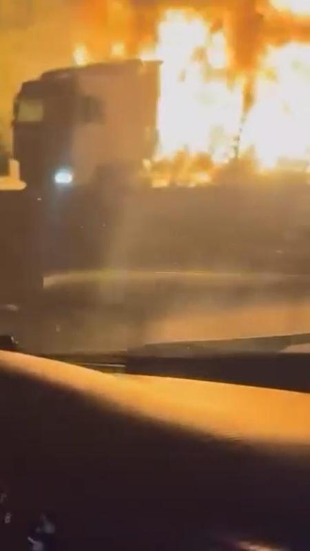 Samsun’da seyir halindeki TIR’da çıkıp, ağaçlara sıçrayan yangın kontrol altında