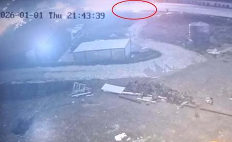 Yolun karşısına geçerken otomobilin çarptığı Emirhan öldü; kaza kamerada