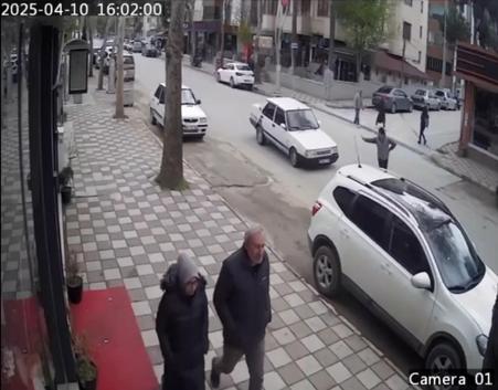 Karşıya geçerken aniden geri dönen yayaya otomobil çarptı; kaza kamerada