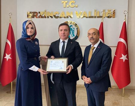 Vali Aydoğdudan, öğrencisi için burs isteyen öğretmene başarı belgesi