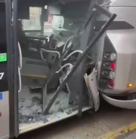 Avcılarda iki metrobüs çarpıştı: 5 yaralı