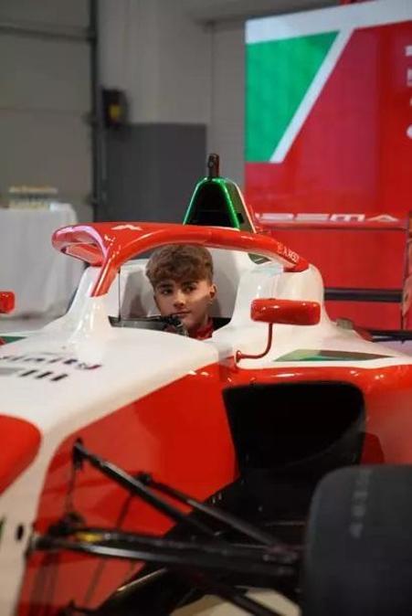 Genç Türk pilot Alp Aksoy, Formula Trophy sezonunun açılış yarışını kazandı