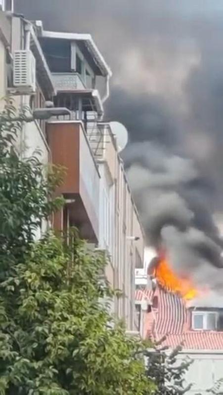 Bayrampaşa’da binanın çatı katında çıkan yangın söndürüldü