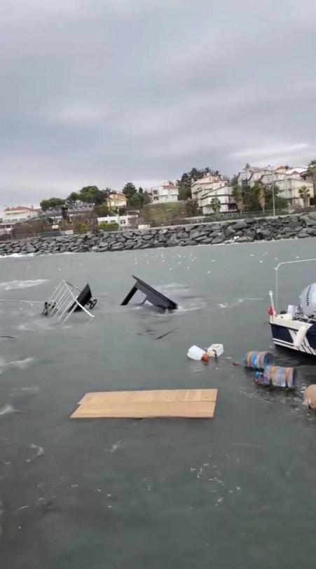 İstanbul’da lodosun etkisiyle dalgalar mendirekleri aştı; 2 tekne battı