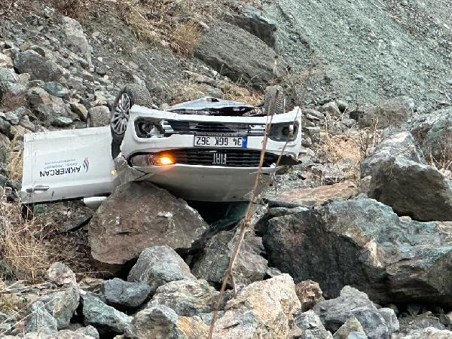 Heyelanda yola düşen kayanın isabet ettiği otomobil uçuruma yuvarlandı