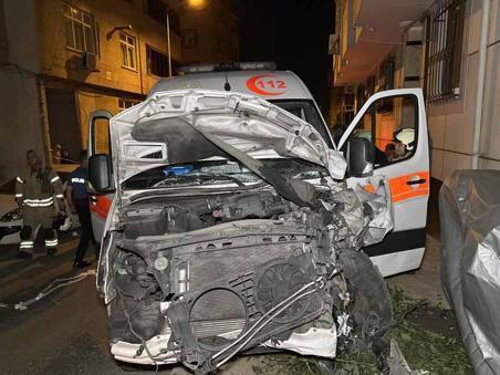 Bayrampaşa’da hasta taşıyan ambulans ile otomobil çarpıştı: 3 yaralı
