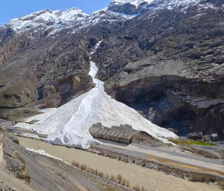 Hakkaride dağdan düşen çığ, Zap Suyunun önünü kesti
