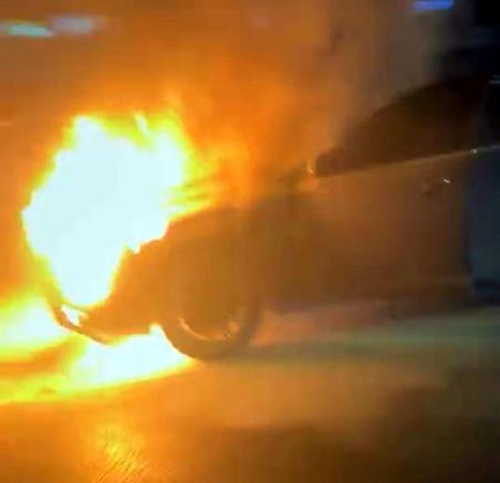 Avcılar D-100 yan yolda otomobil alev aldı