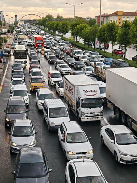 Ankarada sağanak etkili oldu; yollar göle döndü