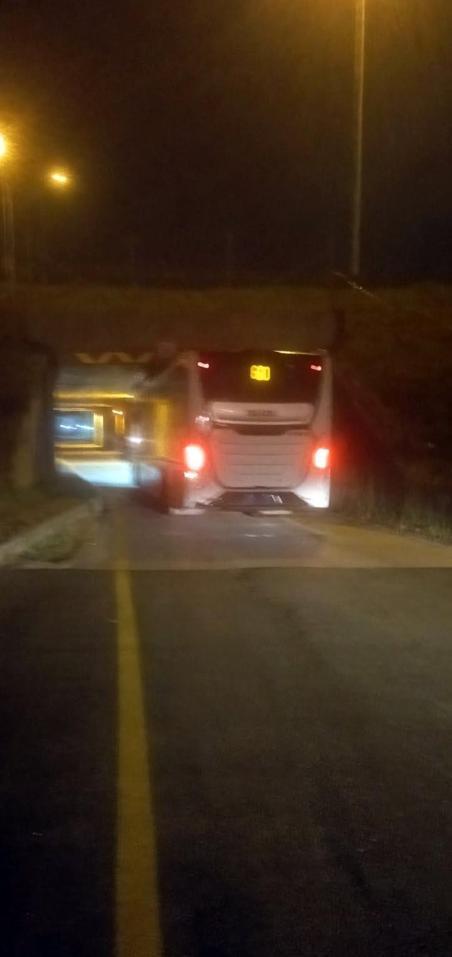 Alt geçitte sıkışan yolcu otobüsü, lastikleri indirilerek kurtarıldı