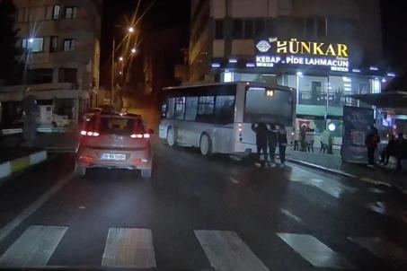 Otobüsün arkasına asılan çocukların tehlikeli yolculuğu kamerada