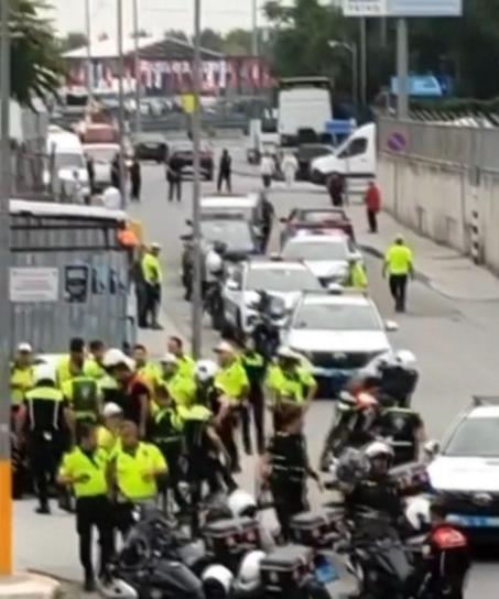 Fatihte polise bıçakla saldırı kamerada; ayağından vurularak yakalandı