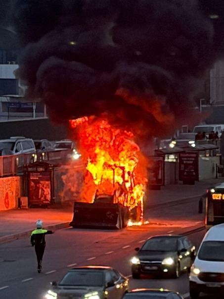 Cevizlibağda seyir halindeki iş makinesi alev alev yandı