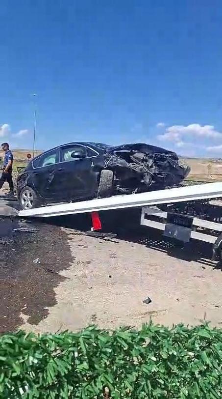 Otomobiller kafa kafaya çarpıştı: 1i ağır 4 yaralı
