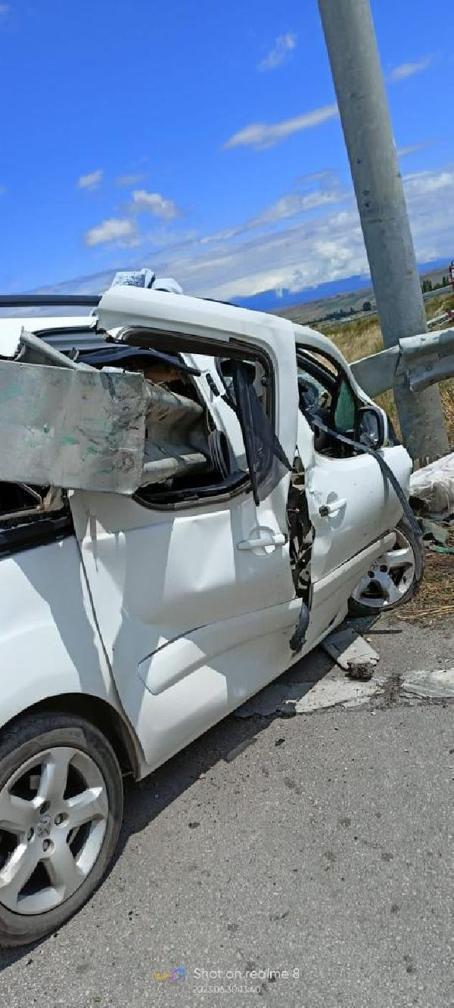 Amasyada hafif ticari aracın bariyere saplandığı kazada karı- koca ile 3 çocuğu yaralandı