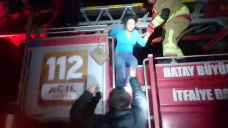 Apartmanın altındaki oto galeri yandı; binadan kaçmaya çalışan 2 kişi öldü, 14 kişi dumandan etkilendi