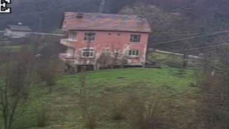 Kastamonuda heyelan nedeniyle 2 katlı ev çöktü; o anlar kamerada