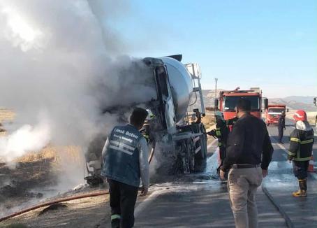 Gaziantep’te seyir halindeki beton mikseri yandı