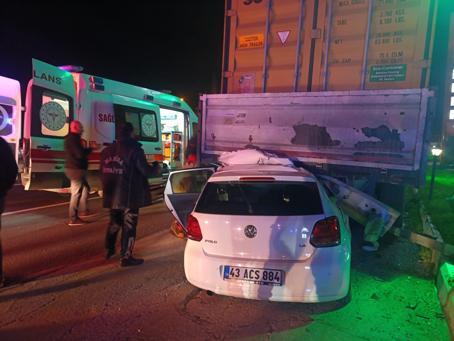 Manisada otomobil, yayaya ve TIR’a çarptı; 1’i ağır 3 yaralı