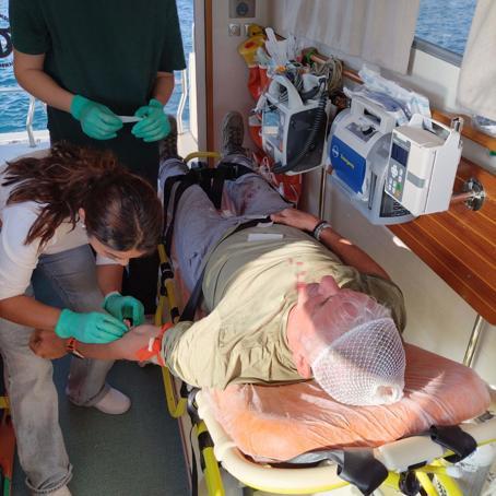 Yaralanan Alman turist, deniz ambulansıyla adadan tahliye edildi