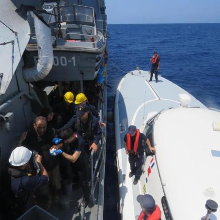 TCG Bozcaada, yardım çağırısı alınan teknedeki vatandaşı kurtardı