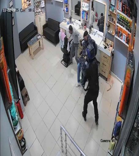 Dükkana giren motosikletli saldırganın berbere ateş ettiği anlar kamerada