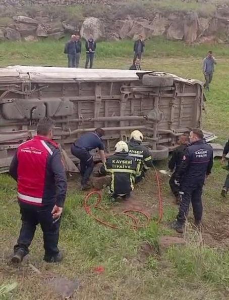 Kayseride öğrencileri taşıyan minibüs devrildi; 16 yaralı