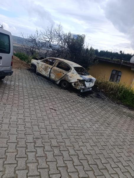 Otomobili kundaklayan şüpheli, alevlerin arasında kaldı